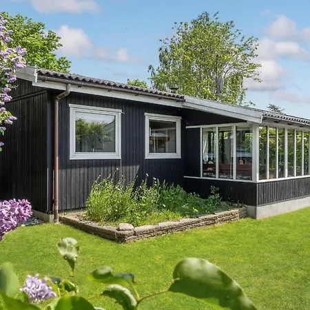Holiday home Stunning In With Kitchen Bogo By
